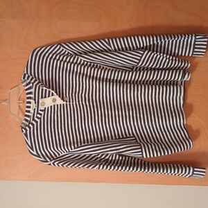 Fashion On Earth size L gray and off white shirt.